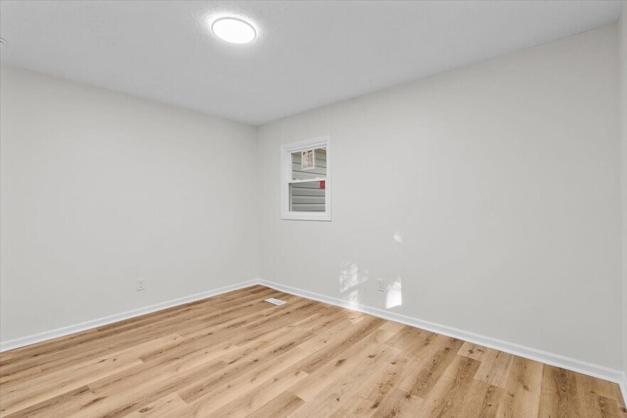 Building Photo - 718 Miles St