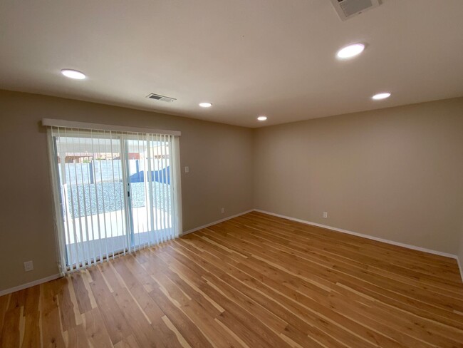 Building Photo - Beautifully Remodeled 3 Bedroom Single Sto...