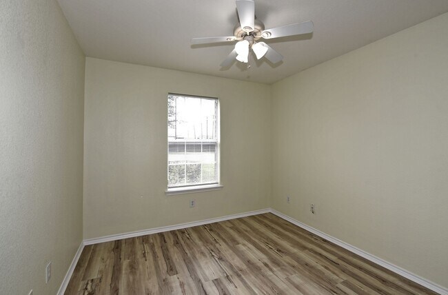 Building Photo - GREAT SINGLE STORY HOME  |  DECK REDONE CL...