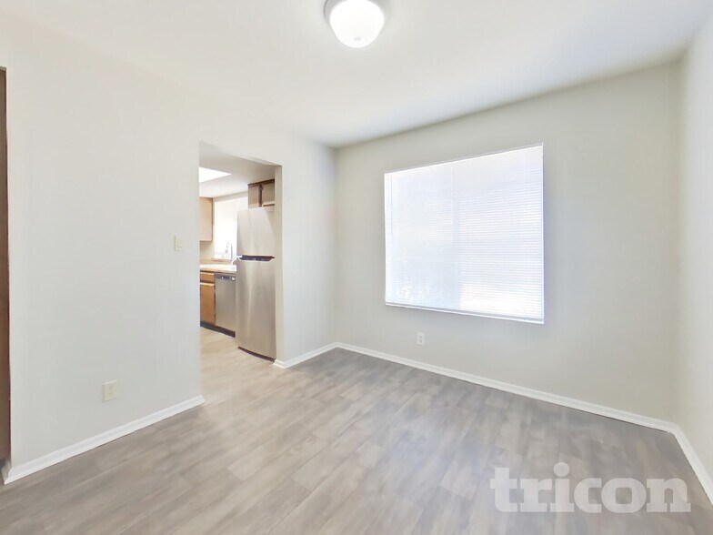 Building Photo - 4323 W Poinsettia Dr