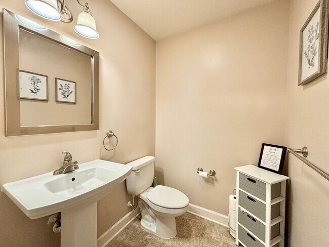Building Photo - Spacious 4-Bedroom Home in Portsmouth