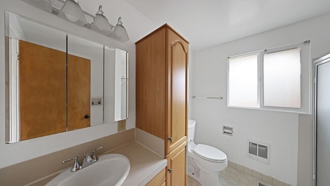 Building Photo - 3 Bed 2.5 Bath - Pet Friendly - Landscapin...
