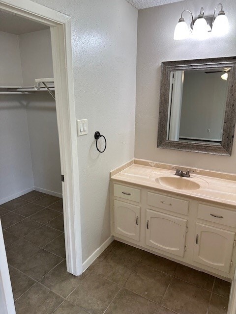 Building Photo - 23711 Farm Hill Dr