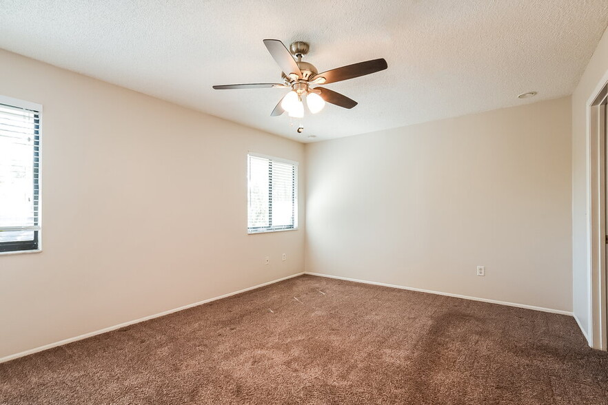 Building Photo - 402 E Springtree Way