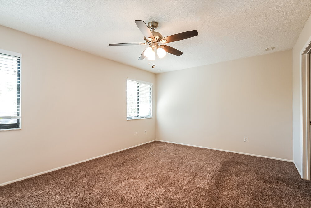 Building Photo - 402 E Springtree Way