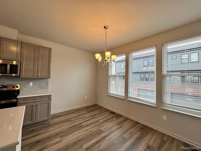 Building Photo - 2151 Park Dr
