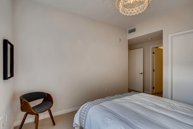 Building Photo - 2BDR Condo w/ AMAZING private patio & amenities!