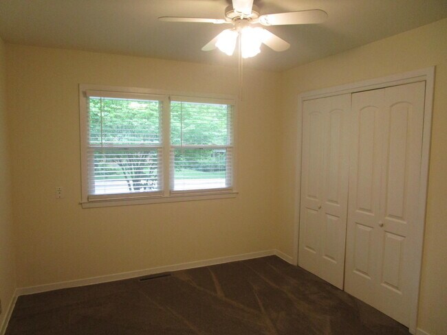 Building Photo - 305 Manor Dr