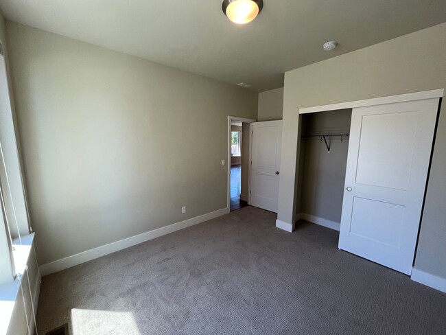 Building Photo - Single Level Home in Unique Bend Neighborhood