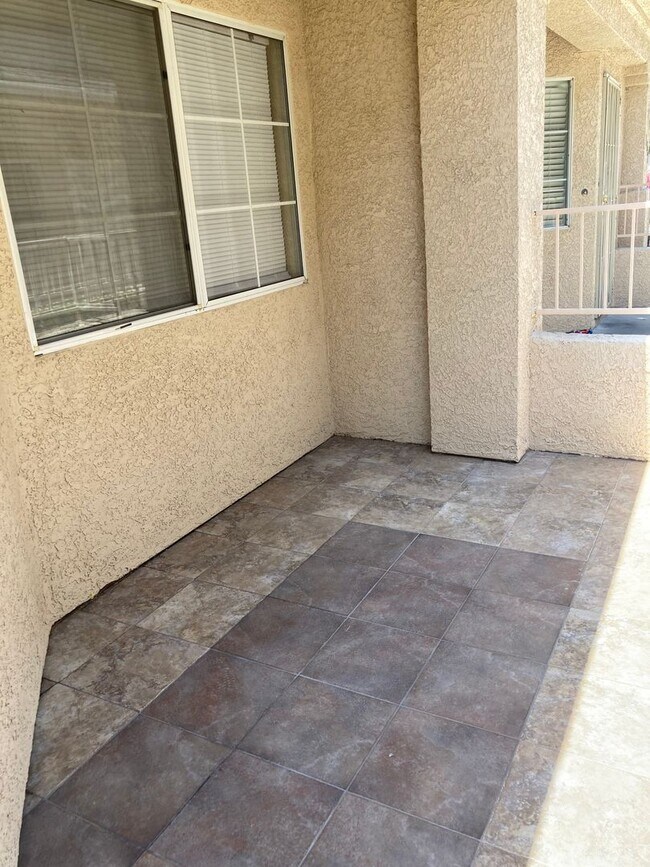 Building Photo - Townhouse 3 bedroom 2.5 bath 2 car garage