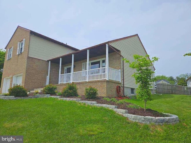 Building Photo - 911 Hedgerow Ct