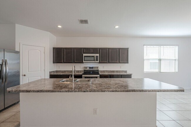 Building Photo - Gorgeous 4 Bed / 2 Bath Home – Move-In Rea...