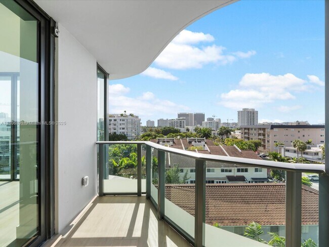 Building Photo - 9901 W Bay Harbor Dr
