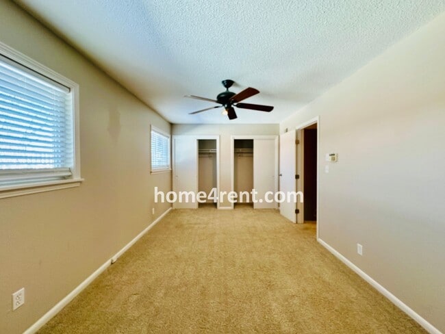 Building Photo - Beautiful Overland Park Townhome w/ Wood Floors, Large Open Kitchen and a Community Pool!