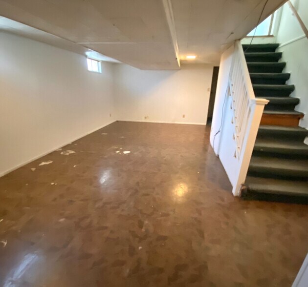 Building Photo - 1632 Greencrest Ave