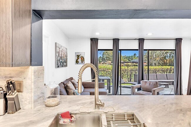 Building Photo - 5602 S Travelers Palm Ln