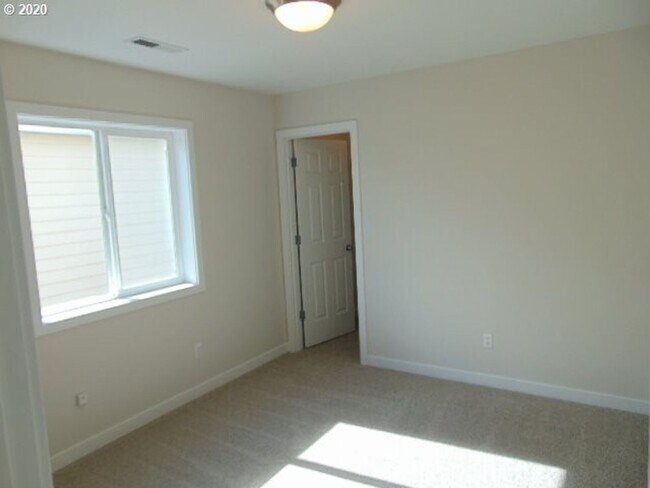 Building Photo - ** HALF MONTH FREE ! ** Beautiful 4 Bedroo...