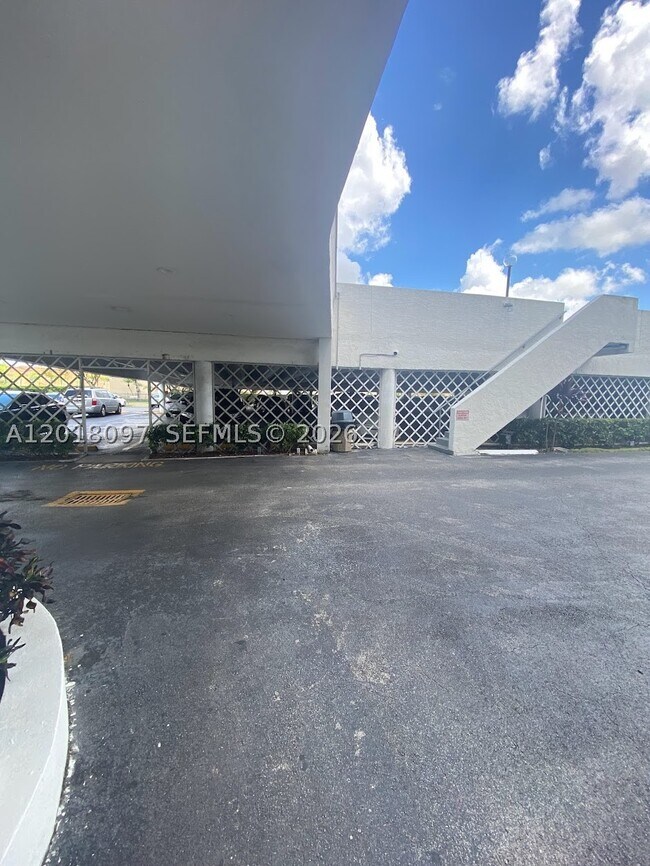 Building Photo - 13951 Kendale Lakes Dr