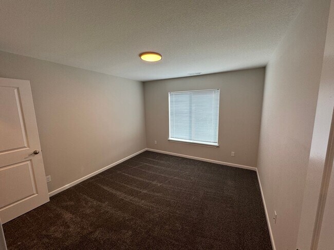Building Photo - Brand New 3 Bed / 2.5 Bath Duplex! $250 Am...