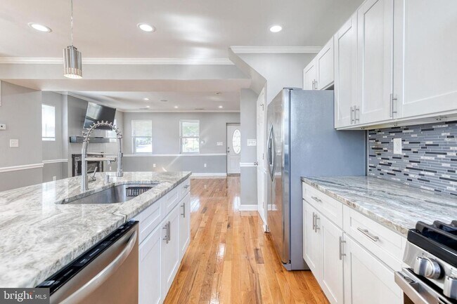 Building Photo - Welcome to this beautifully renovated 4bd 2bth end-of-group townhome in Baltimore!