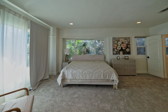 Building Photo - 6407 Dix St