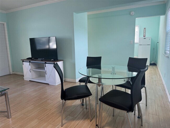 Building Photo - 323 Monroe St