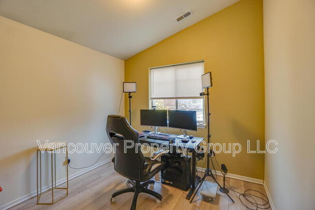 Building Photo - 6001 NE 33rd Cir