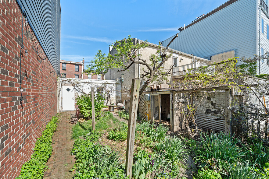 Building Photo - 1852 Tulip St