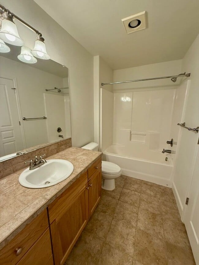 Building Photo - Beautifully renovated in NW Bend!  A/C!