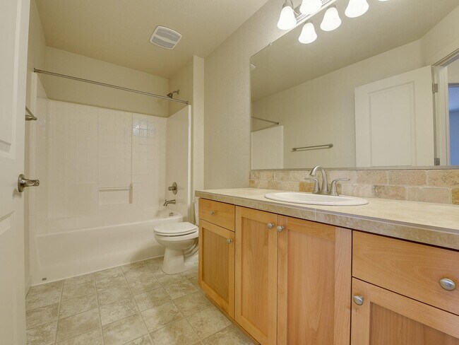 Building Photo - Charming Tudor in Edgewater on The Tualatin
