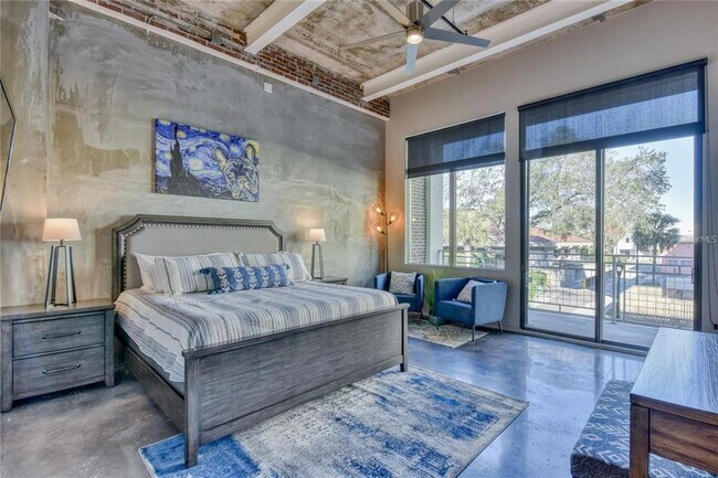 Building Photo - 302 SE Broadway St