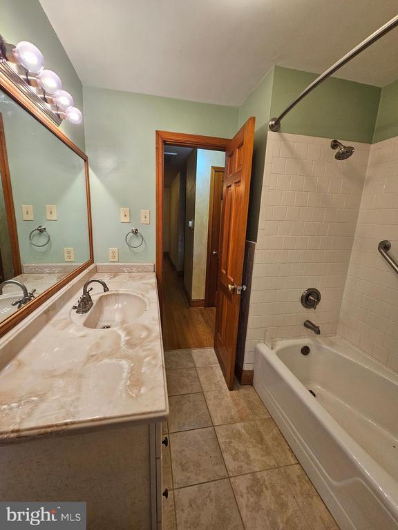 Building Photo - 615 Villa Ave