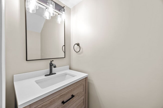 Building Photo - 425 W 8th St