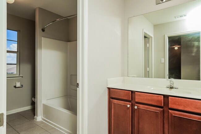 Building Photo - 1006 Primrose Dr