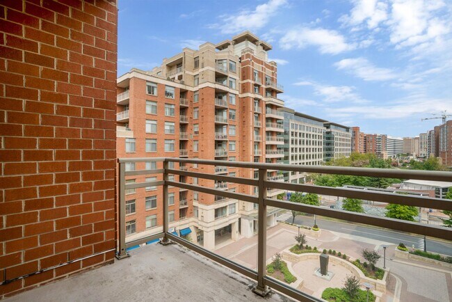 Building Photo - This luxury 2 bedroom condo has phenomenal amenities and is walking distance to the new Potomac Y...