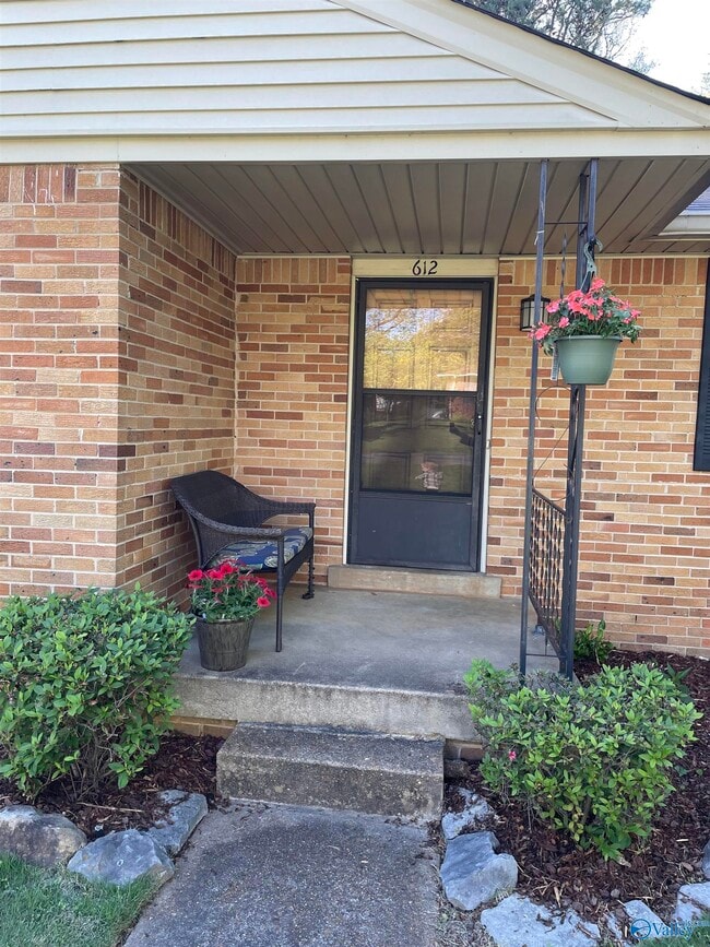 Building Photo - 612 Drummond Rd SW