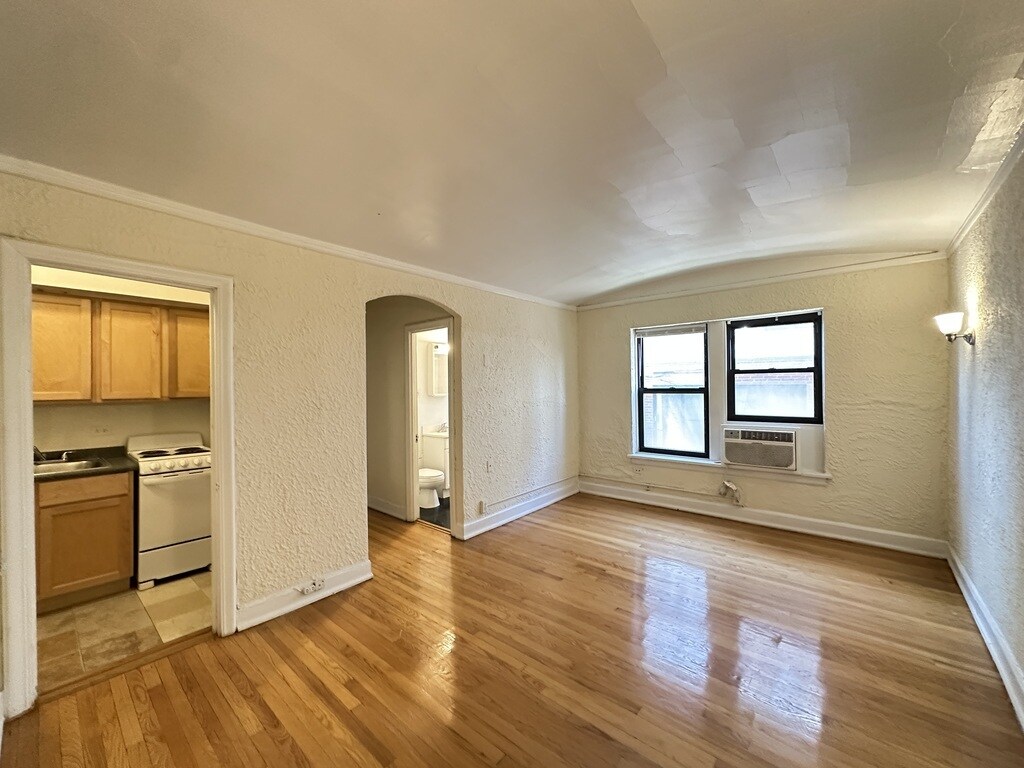 Building Photo - 562 W Arlington Pl