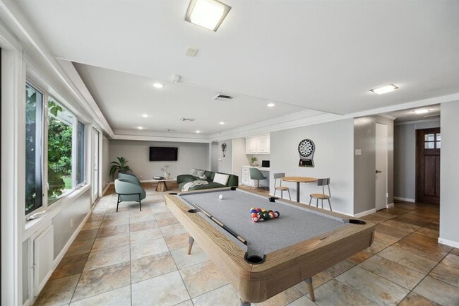 Building Photo - 5659 Chevy Chase Dr