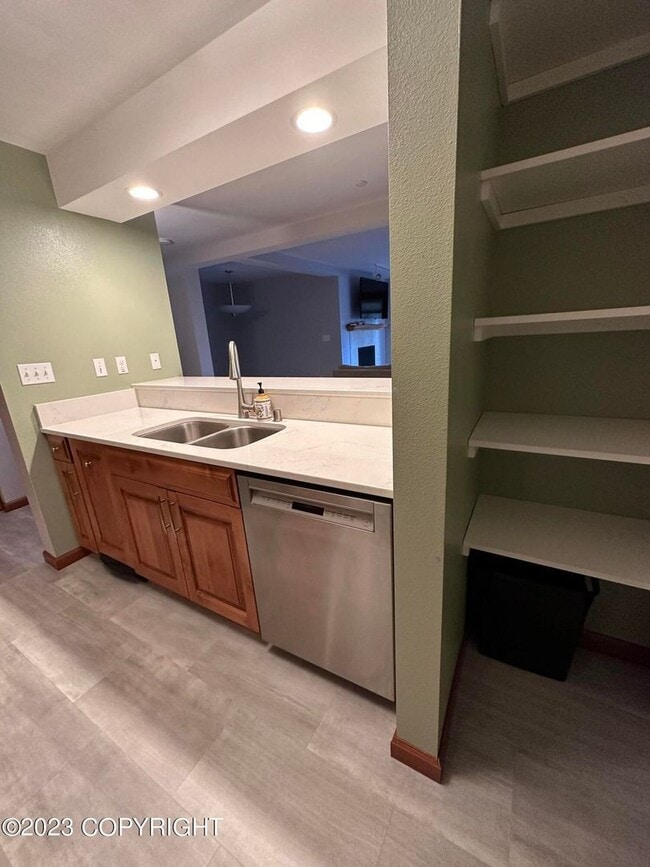 Building Photo - Beautiful park place condo
