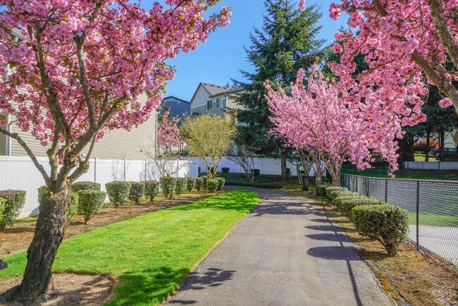 Building Photo - THREE BEDROOM WITH FENCED YARD