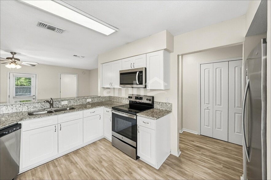 Building Photo - 1694 Ashwood Cir