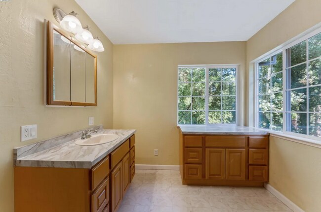 Building Photo - 475 Riverview Dr