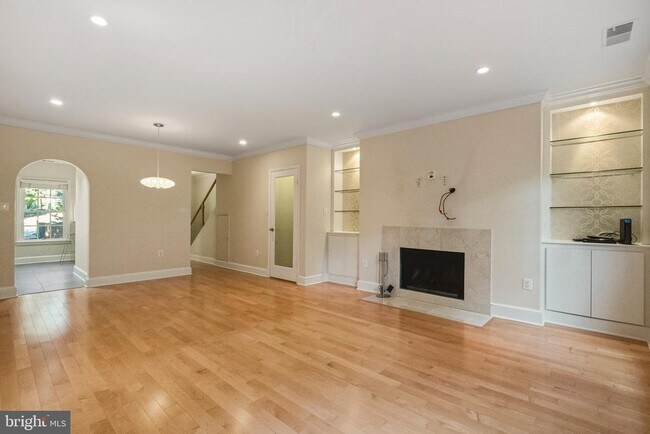 Building Photo - 3217 Sutton Pl NW