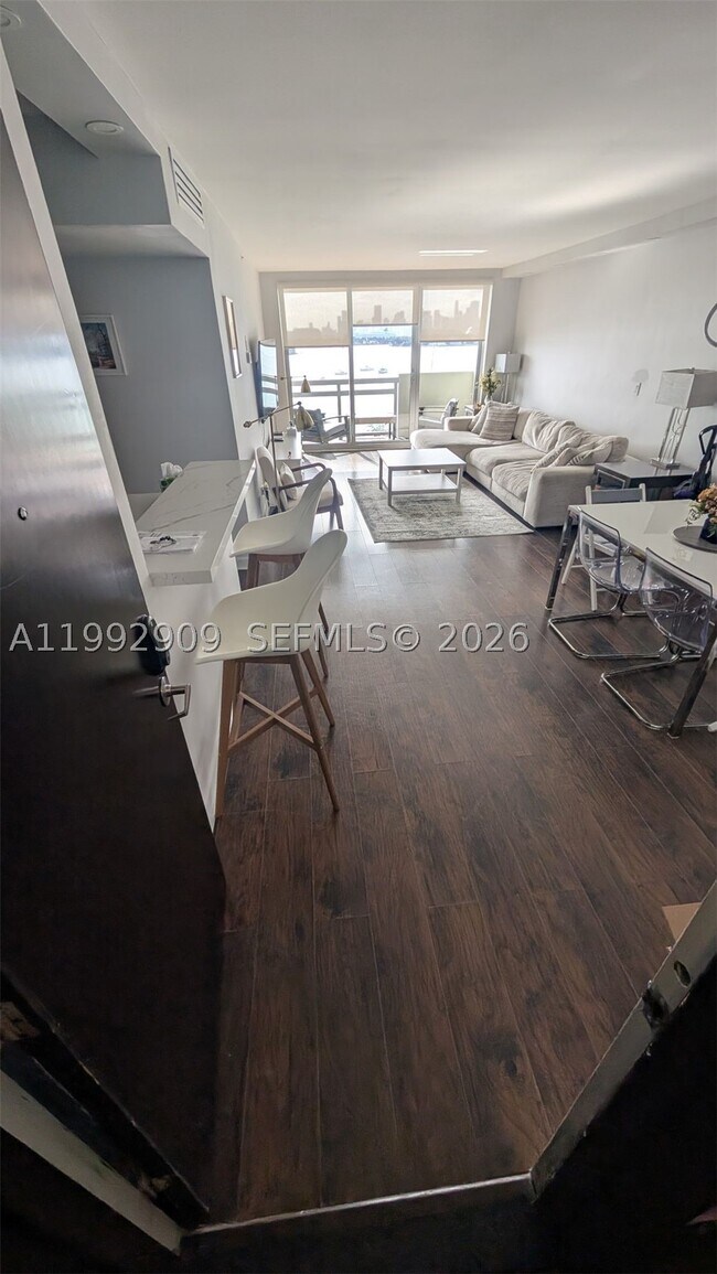 Building Photo - 1500 Bay Dr E