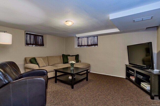 Building Photo - Gorgeous Home in Great Neighborhood! Licen...
