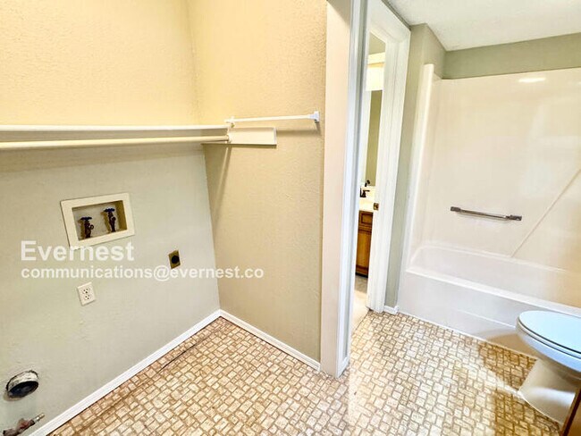 Building Photo - Lovely 2-Bedroom Home with Modern comforts...
