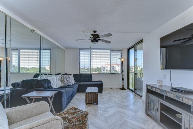 Building Photo - 6322 Palma Del Mar Blvd S