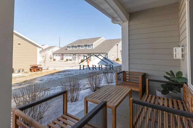 Building Photo - Contemporary 3 Bedroom Towhome in NW Rochester