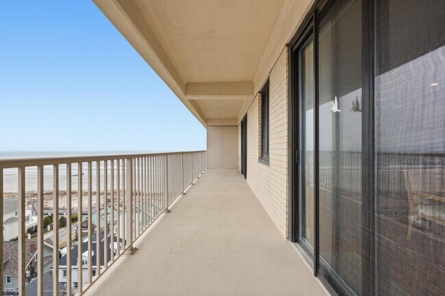 Building Photo - 5000 Boardwalk