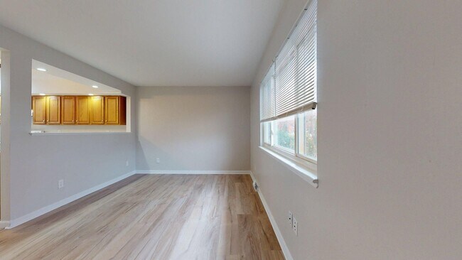 Building Photo - Elyria - updated 3 bed/1 bath townhouses for rent!